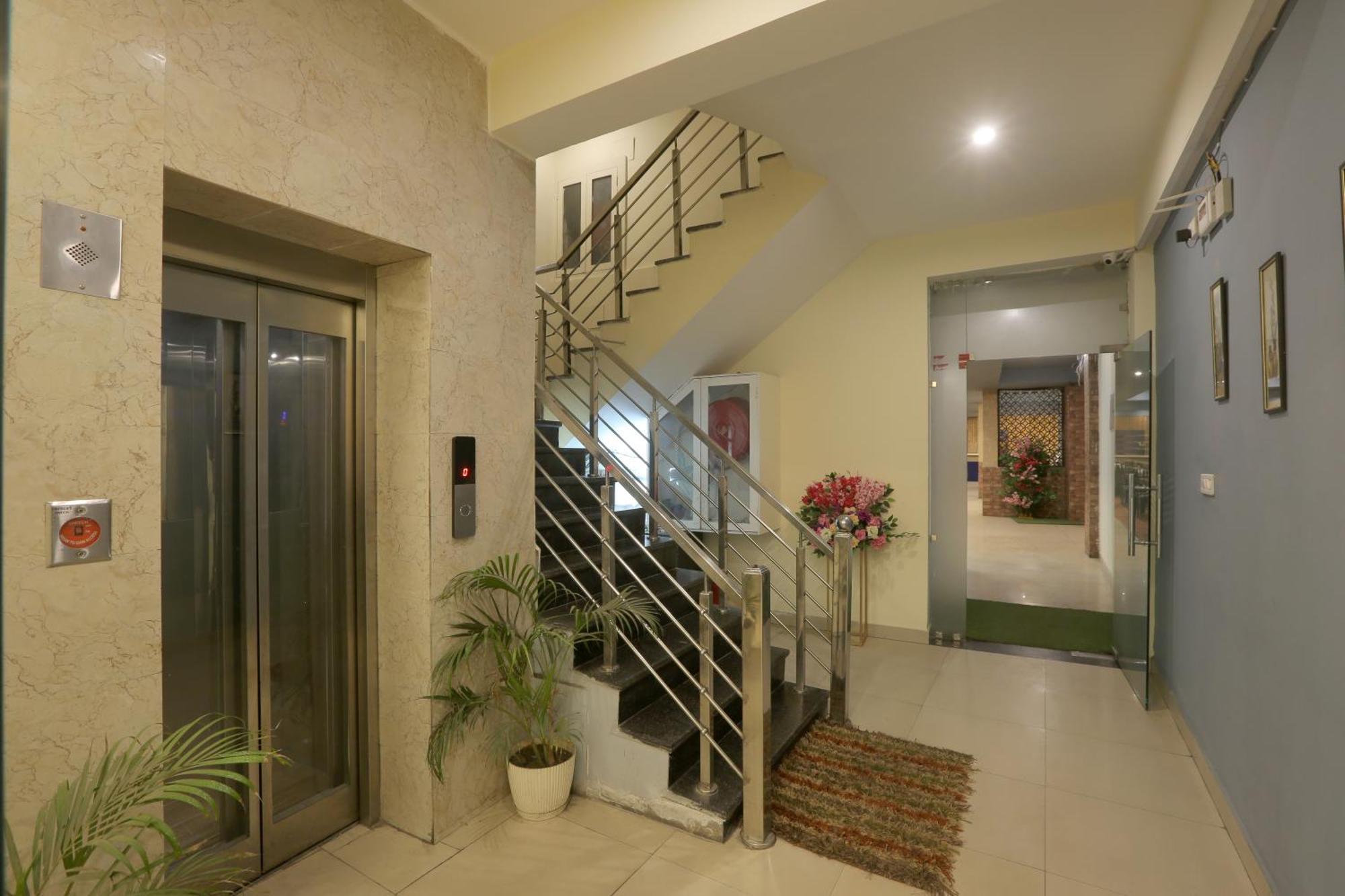 Hotel Lemon Suites & Banquet Noida Sector 62 Eksteriør billede